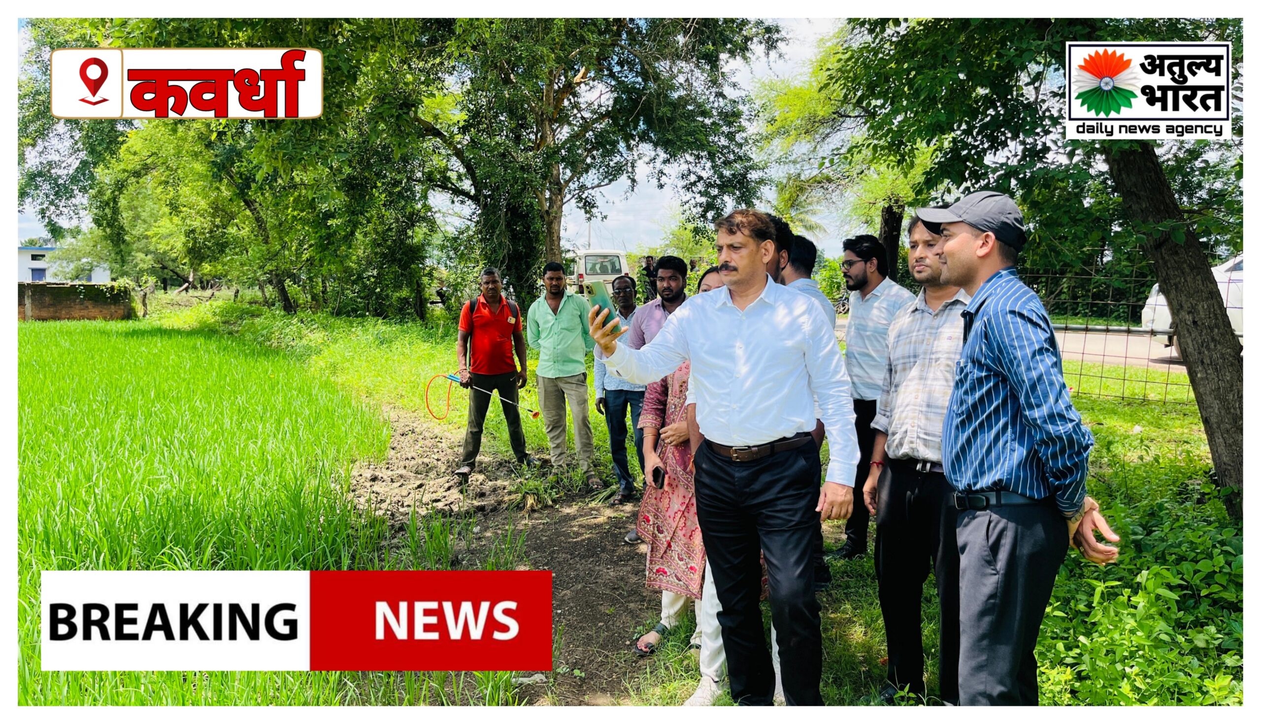 कलेक्टर गोपाल वर्मा ने ग्राम खड़ौदा के खेत में पहुंचकर डिजिटल क्रॉप सर्वे का किया औचक निरीक्षण